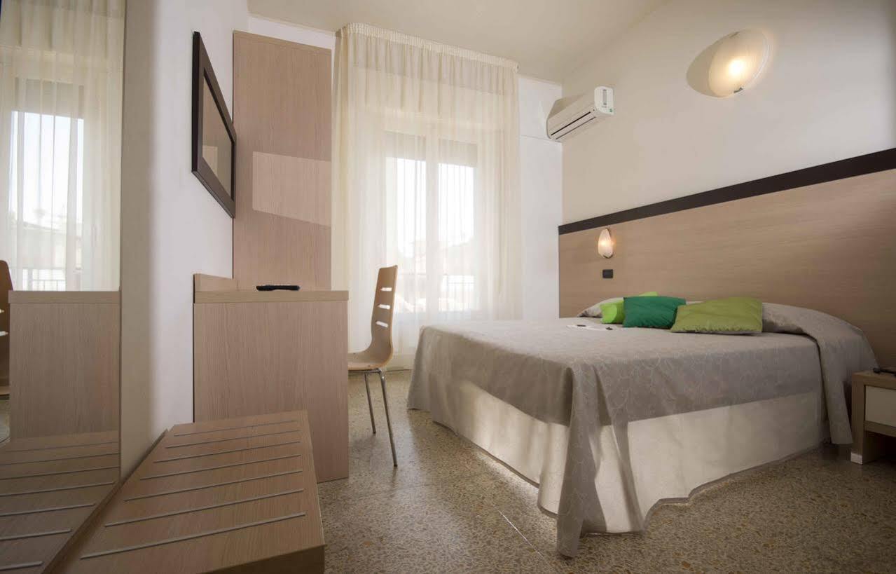 Hotel Veliero Римини Экстерьер фото
