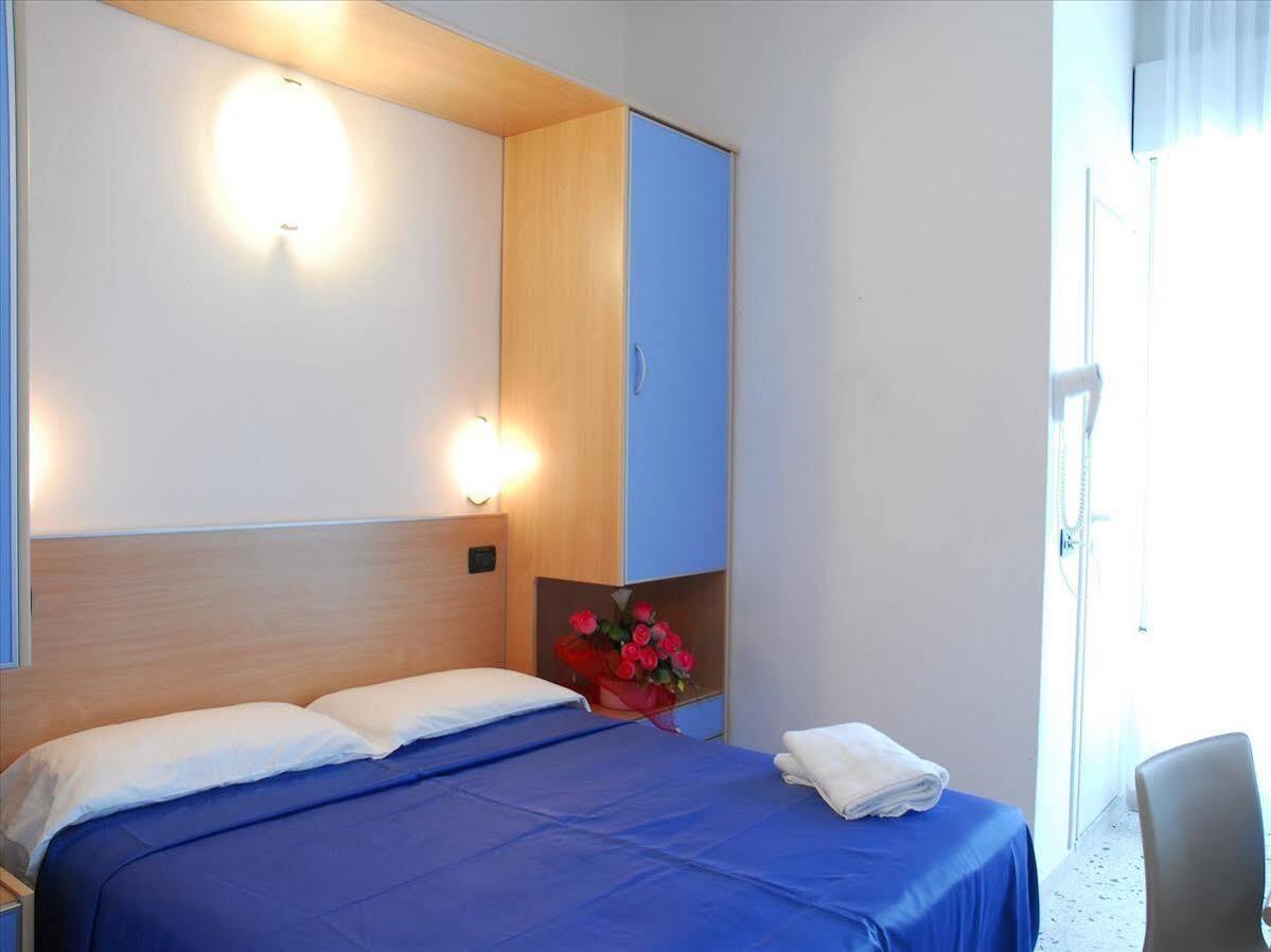 Hotel Veliero Римини Экстерьер фото